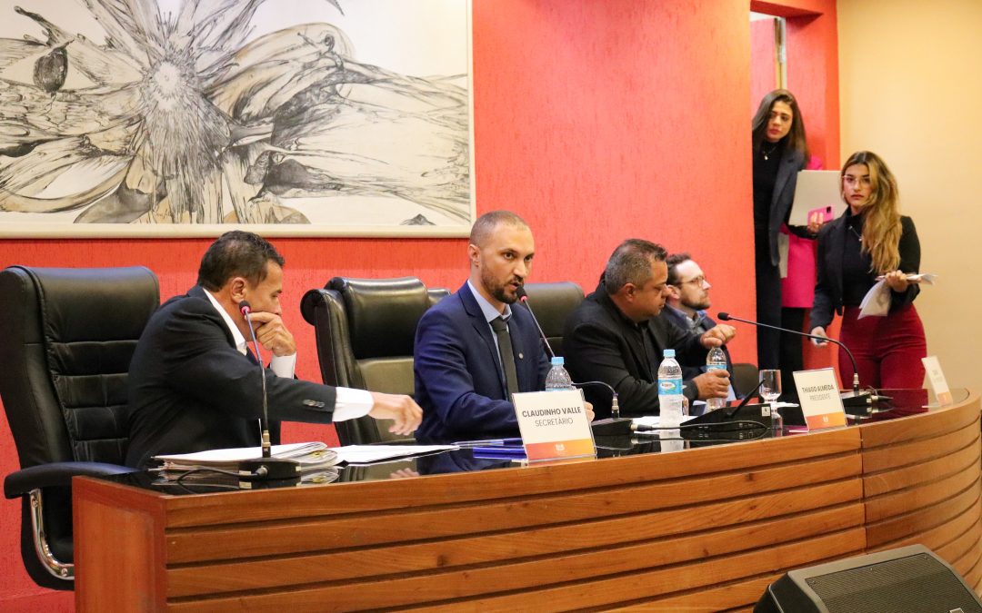 Em sessão extraordinária, Câmara aprova pacote de projetos e reajuste de servidores