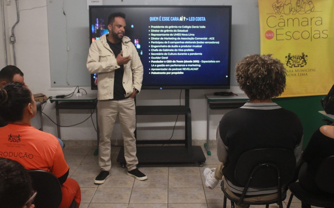 Jovens da Escola Deniz Vale participam de bate-papo com marqueteiro político