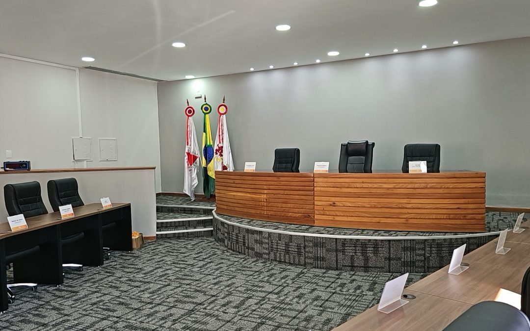 Veja como ficou o plenário da Câmara de Nova Lima após incidente que destruiu parte do prédio