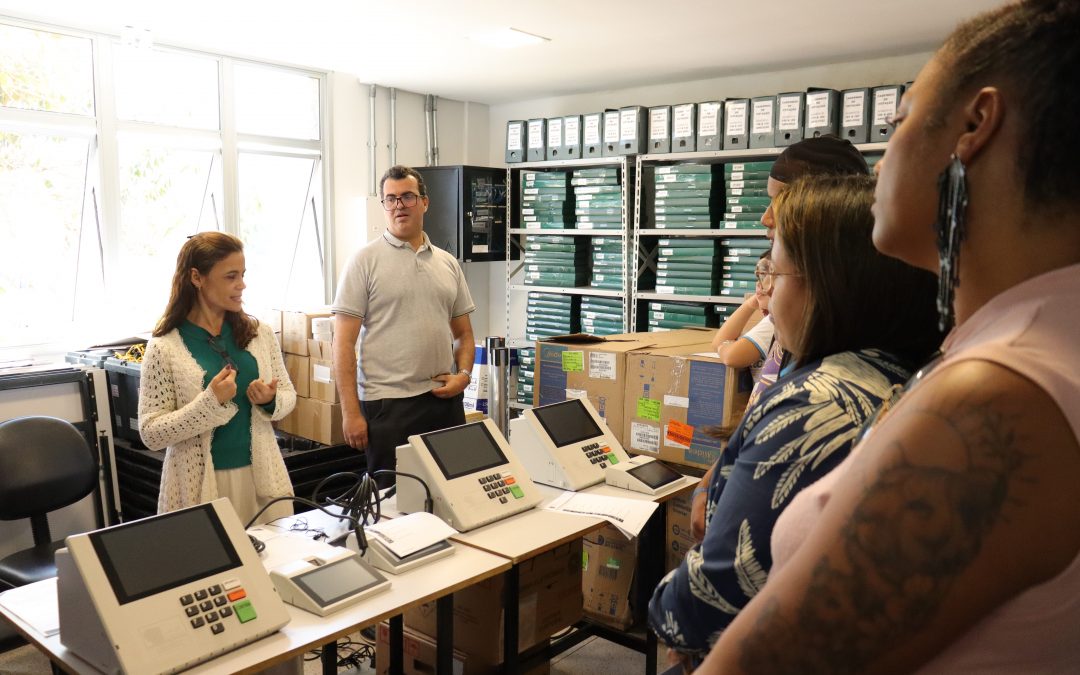 TRE realiza treinamento de mesários para as eleições do Câmara nas Escolas