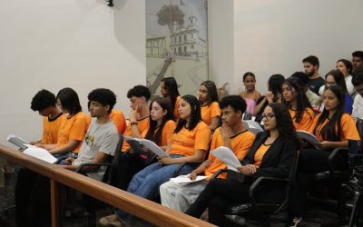 Jovens parlamentares acompanham reunião da Câmara Municipal