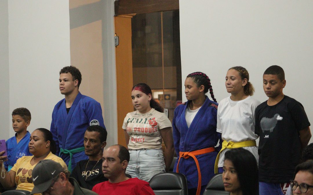 Sessão Ordinária é marcada por homenagens ao Dia do Professor e aprovação de importantes projetos de lei