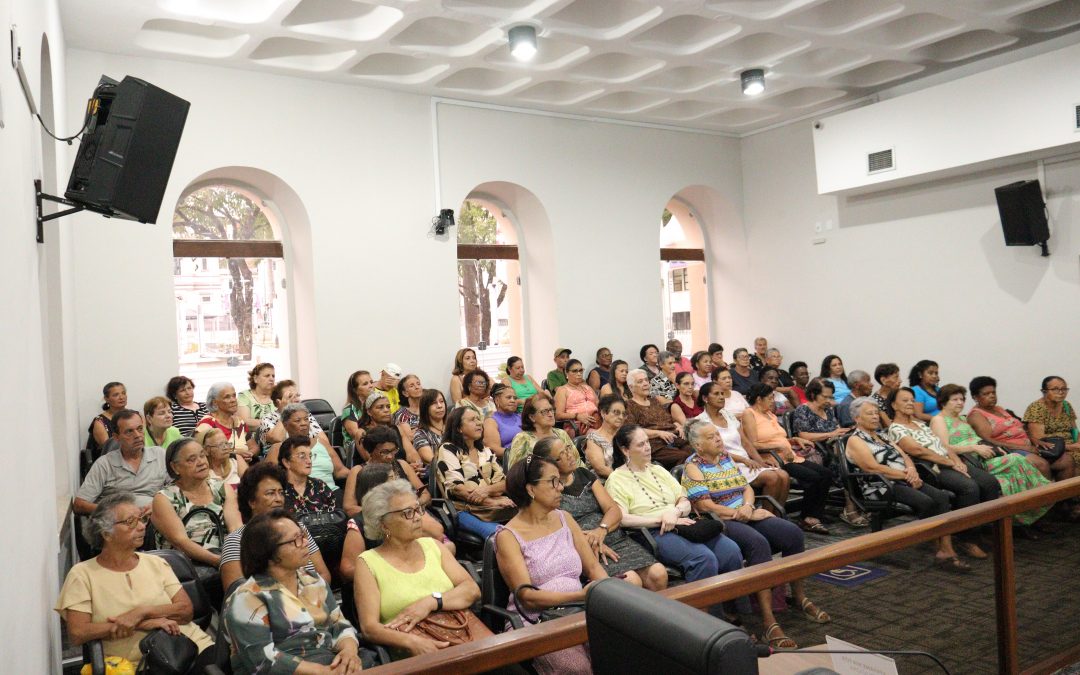 Câmara de Nova Lima promove edição especial do projeto “Visite a Câmara” com grupo de idosos